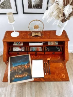 Bureau secrétaire bombé marqueté italien Louis XV, années 1960