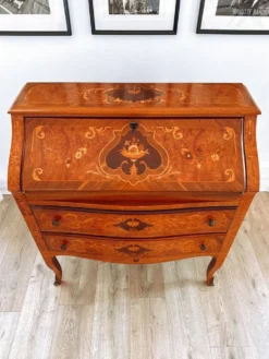 Bureau secrétaire bombé marqueté italien Louis XV, années 1960
