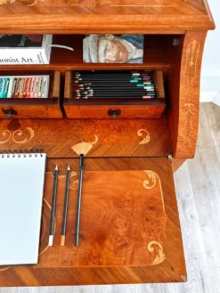 Bureau secrétaire bombé marqueté italien Louis XV, années 1960
