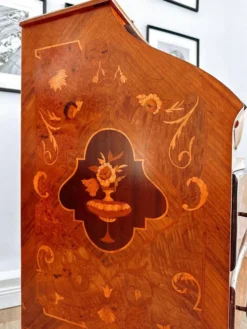 Bureau secrétaire bombé marqueté italien Louis XV, années 1960