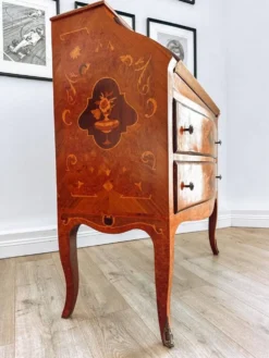 Bureau secrétaire bombé marqueté italien Louis XV, années 1960