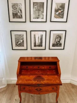 Bureau secrétaire bombé marqueté italien Louis XV, années 1960