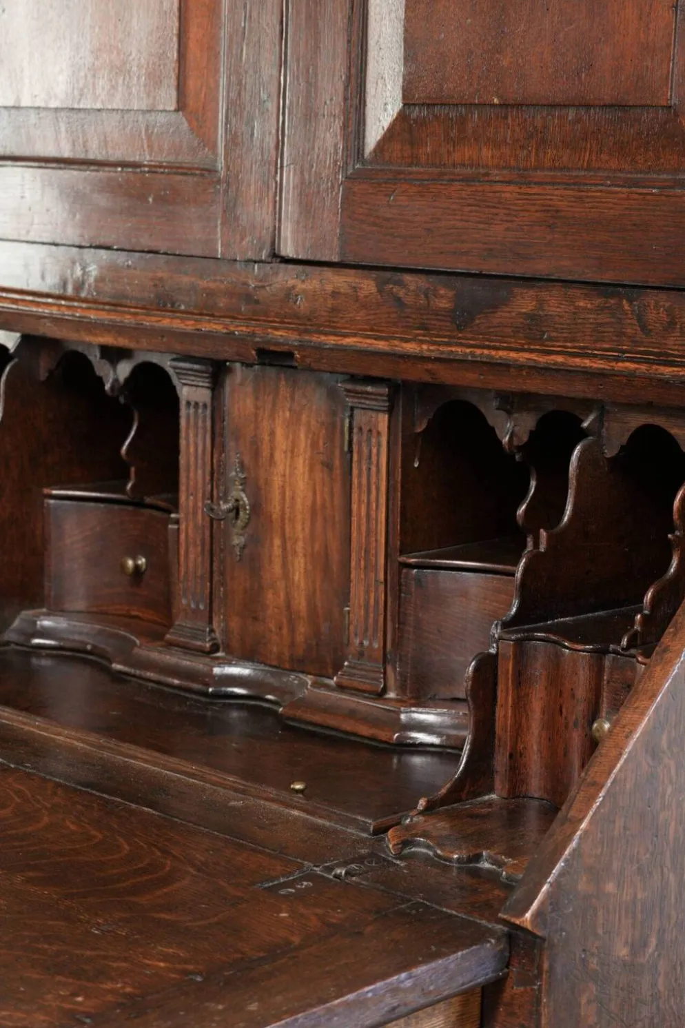 Bureau secrétaire en chêne antique du XVIIIe siècle avec dessus/bibliothèque