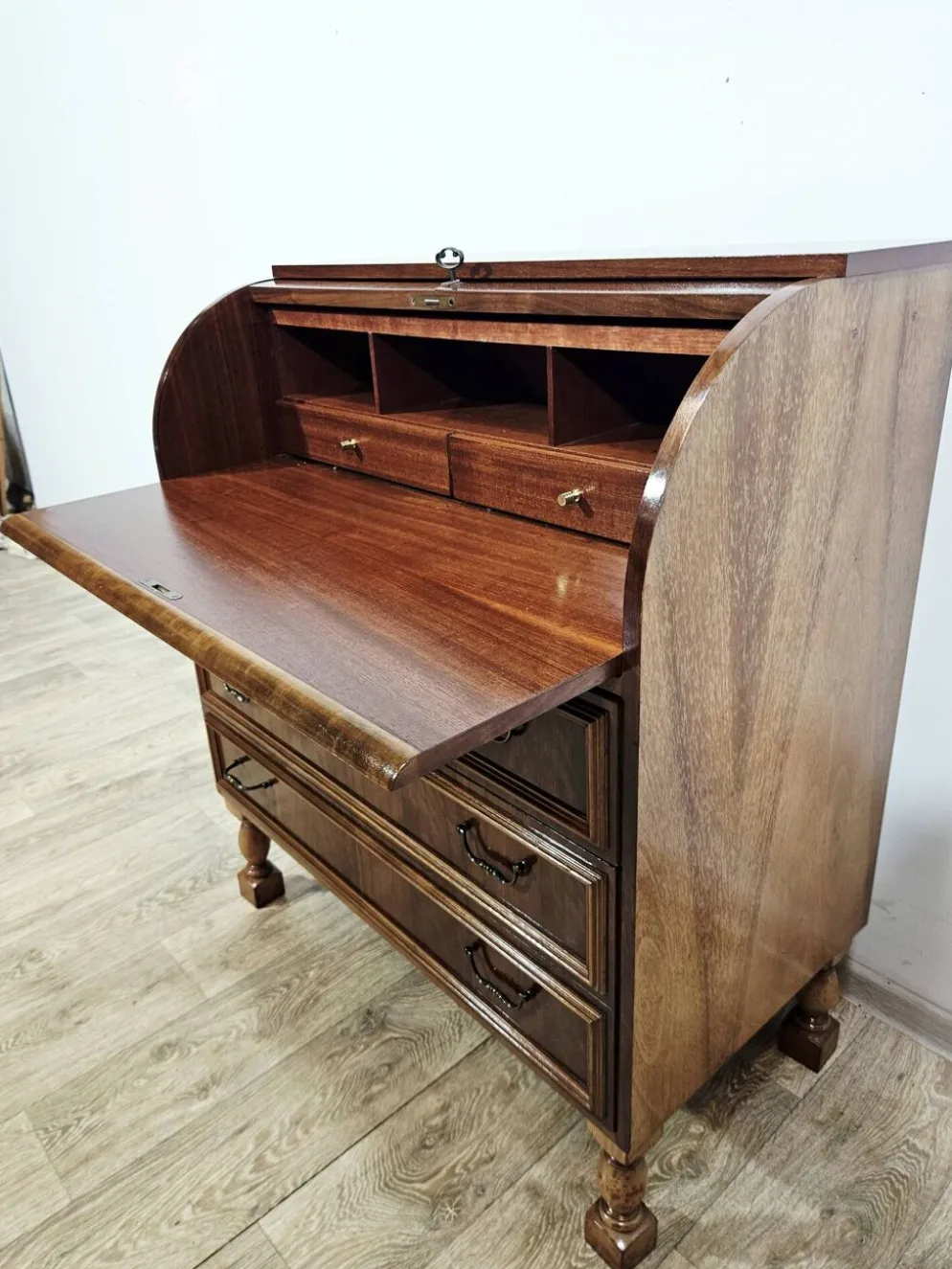 Bureau, secrétaire en noyer avec rouleau, années 1970