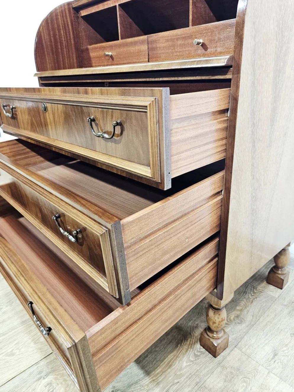 Bureau, secrétaire en noyer avec rouleau, années 1970