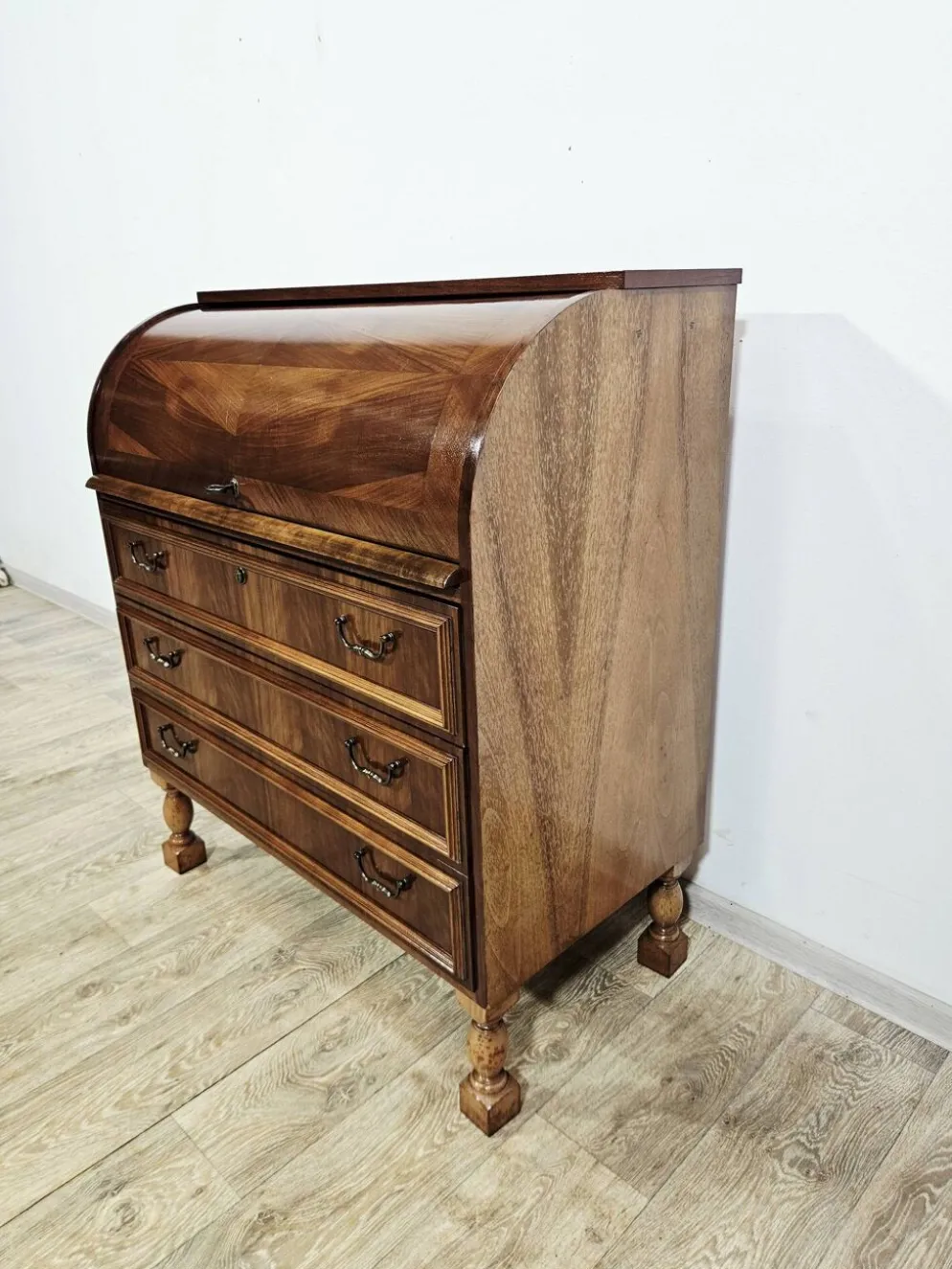 Bureau, secrétaire en noyer avec rouleau, années 1970
