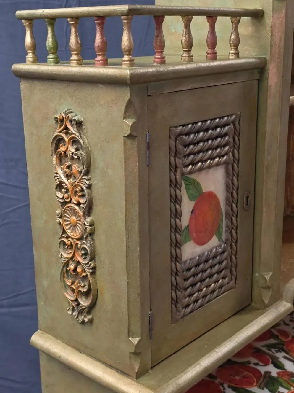 Bureau secrétaire norvégien ancien | Découpage de fruits dorés et verts restauré