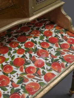 Bureau secrétaire norvégien ancien | Découpage de fruits dorés et verts restauré