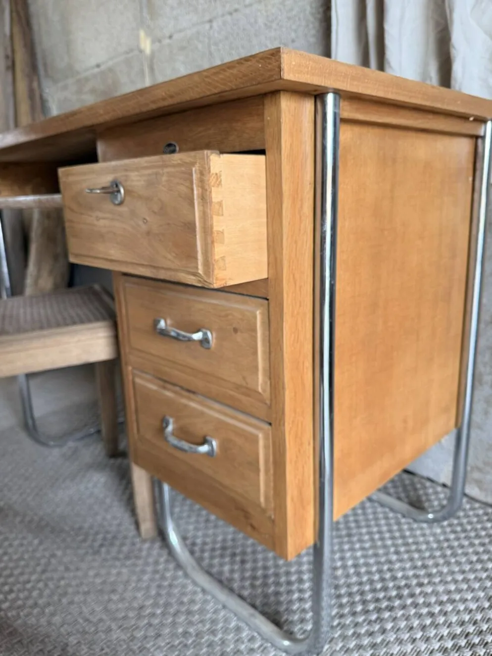 Bureau Spirol années 50 – placage chêne – piètement chromé