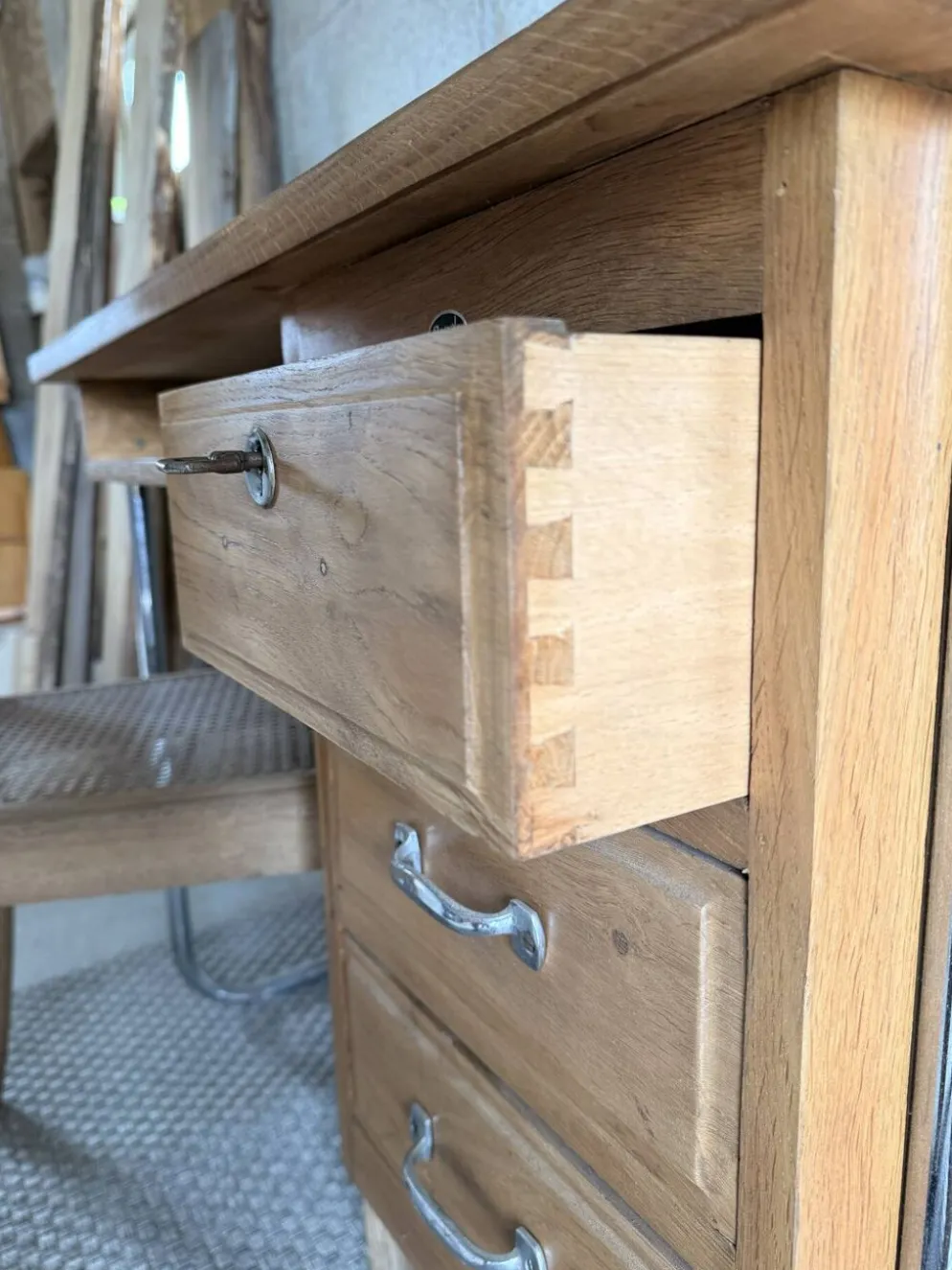 Bureau Spirol années 50 – placage chêne – piètement chromé