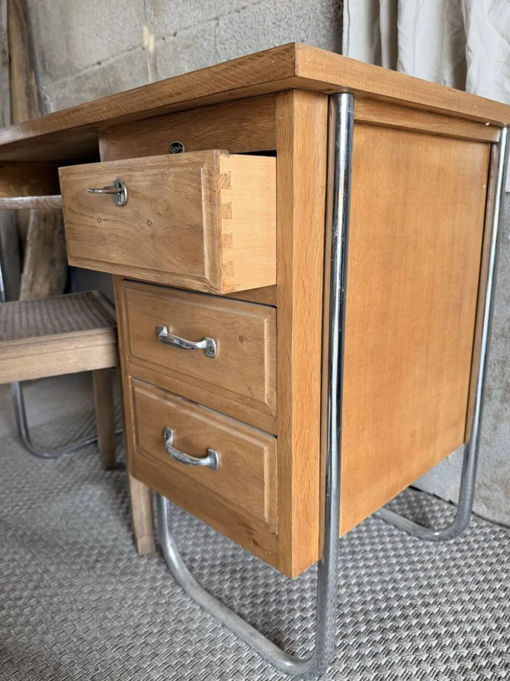 Bureau Spirol années 50 – placage chêne – piètement chromé
