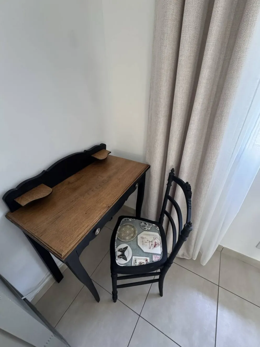 Bureau, table de toilette