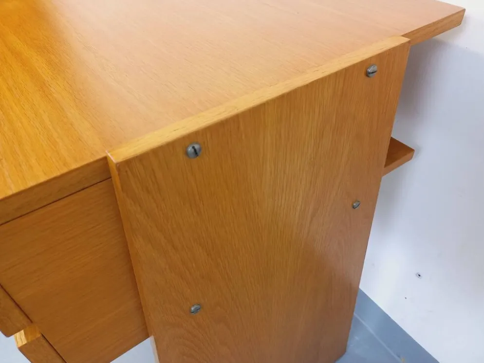 Bureau trapèze double-face vintage en bois de chêne des années 60