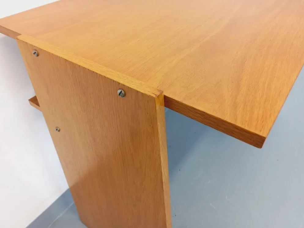 Bureau trapèze double-face vintage en bois de chêne des années 60