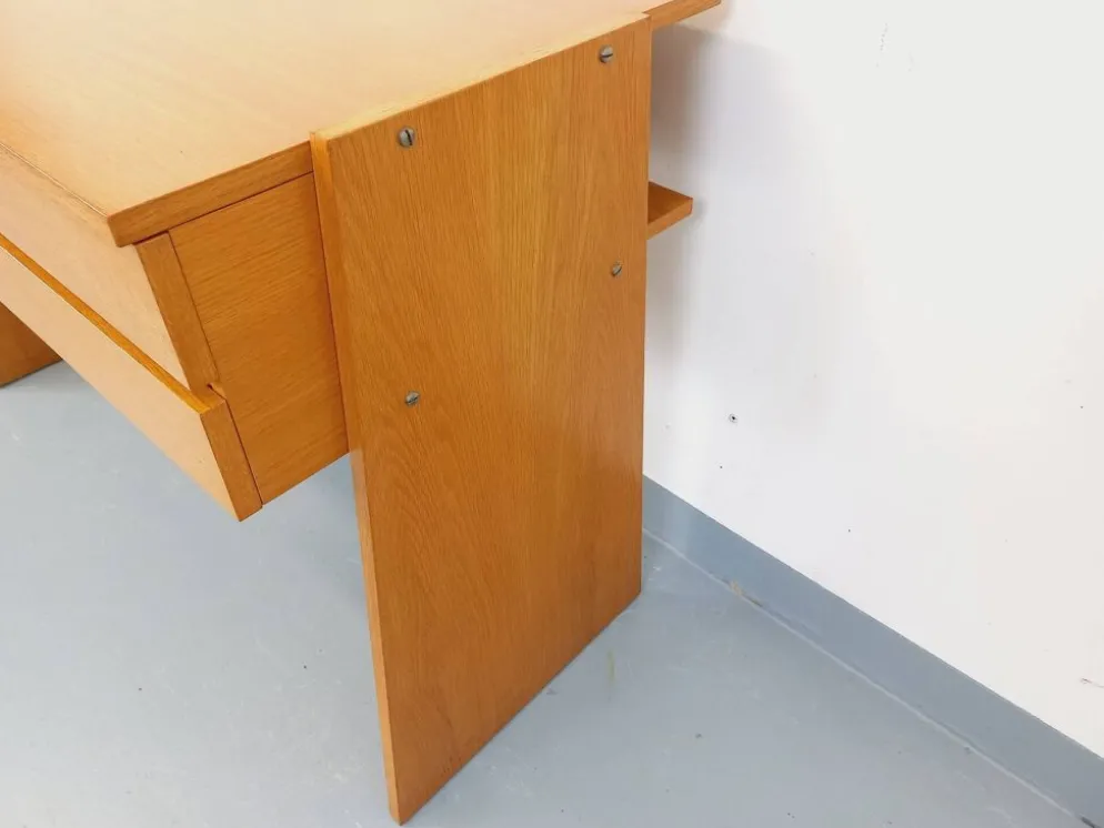 Bureau trapèze double-face vintage en bois de chêne des années 60