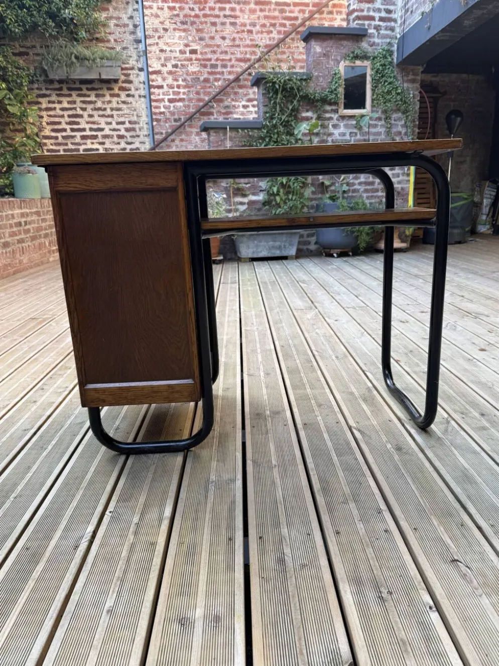 Bureau tubulaire vintage en chêne et métal noir — Années 50
