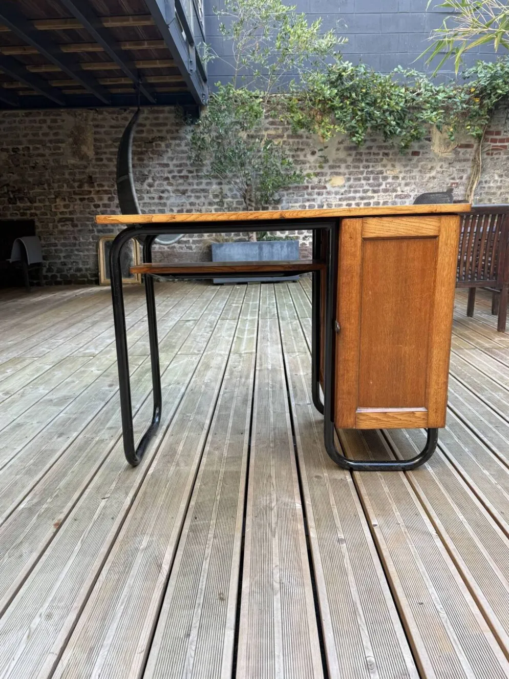 Bureau tubulaire vintage en chêne et métal noir — Années 50