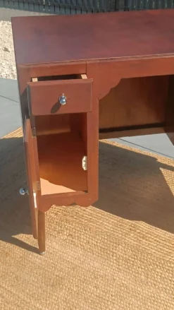 Bureau vintage artisanal en bois