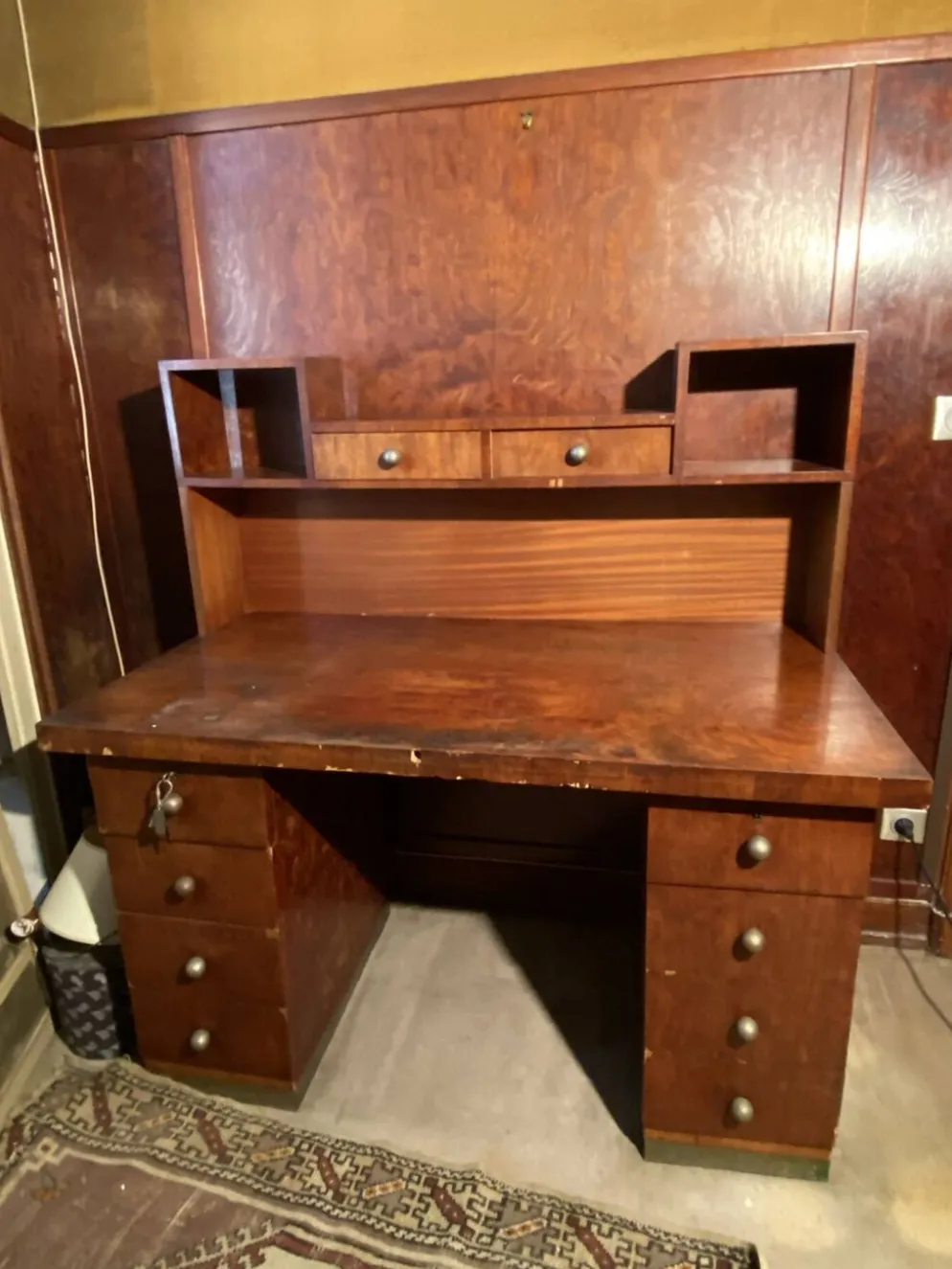 Bureau vintage à caissons avec surmeuble et nombreux tiroirs