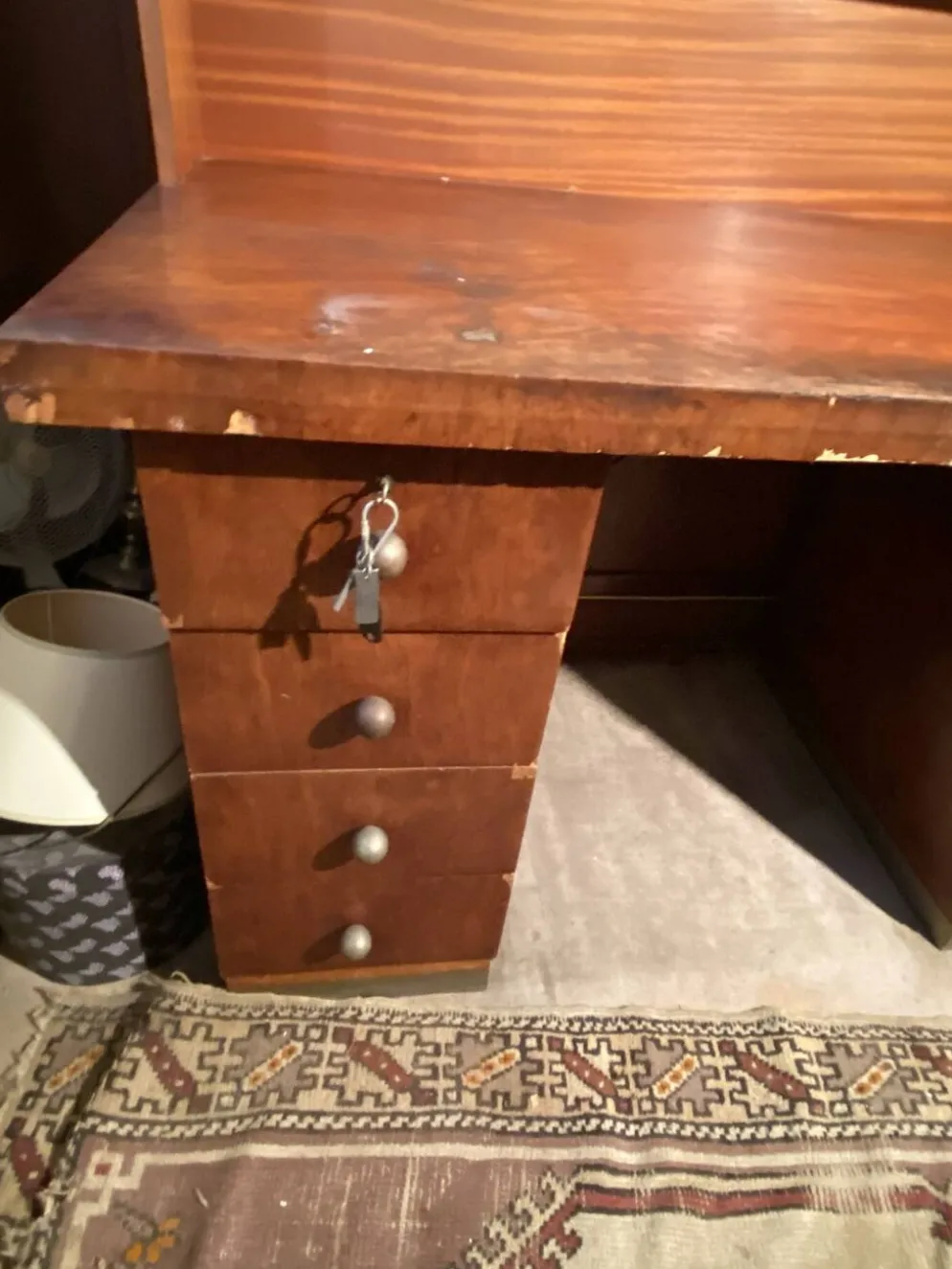Bureau vintage à caissons avec surmeuble et nombreux tiroirs