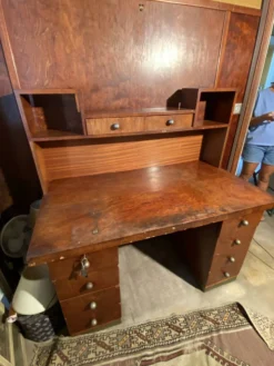 Bureau vintage à caissons avec surmeuble et nombreux tiroirs