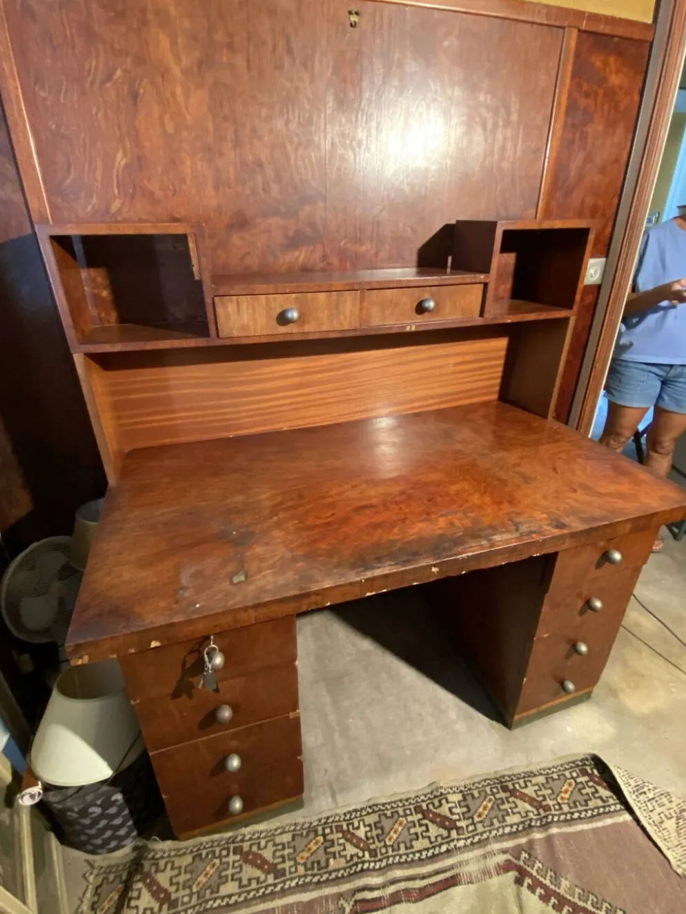 Bureau vintage à caissons avec surmeuble et nombreux tiroirs