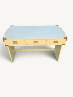 Bureau vintage en bois laqué crème et laiton