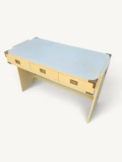 Bureau vintage en bois laqué crème et laiton