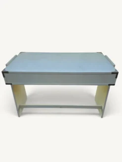 Bureau vintage en bois laqué crème et laiton