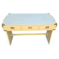 Bureau vintage en bois laqué crème et laiton