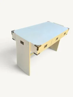 Bureau vintage en bois laqué crème et laiton