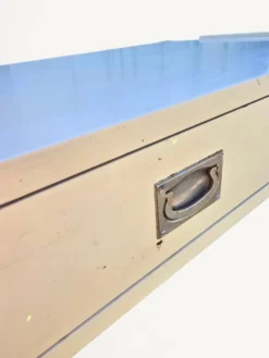 Bureau vintage en bois laqué crème et laiton