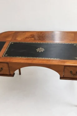 Bureau vintage façade galbée, cuir noir, bronze –compartiments secrets