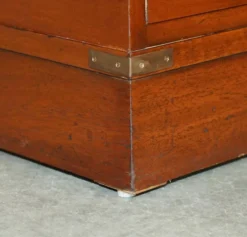 Bureau vintage Harrods Kennedy cuir style campagne militaire à caissons