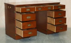 Bureau vintage Harrods Kennedy cuir style campagne militaire à caissons