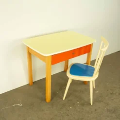 Bureau vintage pour enfants avec chaise, en hêtre et formica, années 60