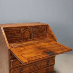 Cabinet à abattant ancien en ronce de noyer 8 tiroirs Italie XVIII Century