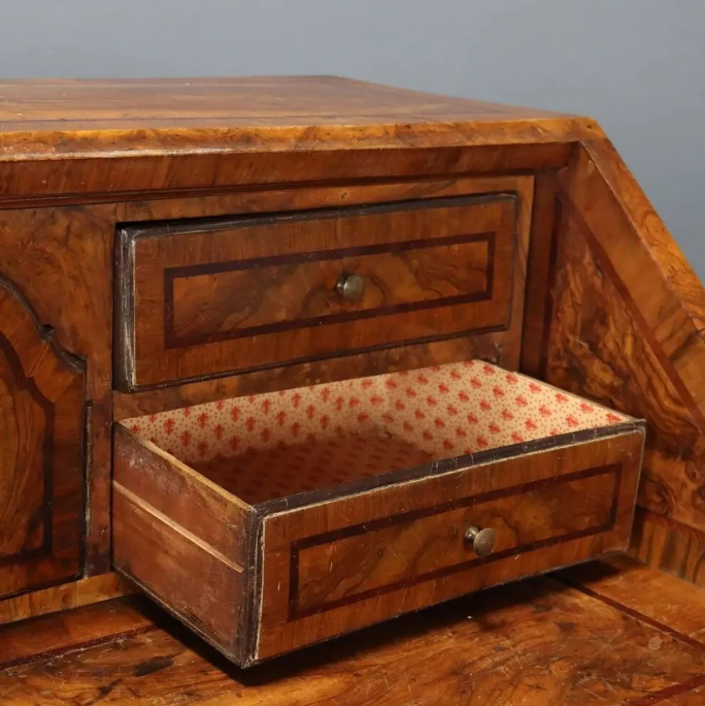 Cabinet à abattant ancien en ronce de noyer 8 tiroirs Italie XVIII Century