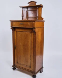 Cabinet – Acajou – Décoration et pieds ronds – Environ 1880