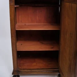 Cabinet – Acajou – Décoration et pieds ronds – Environ 1880