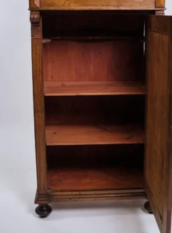 Cabinet – Acajou – Décoration et pieds ronds – Environ 1880
