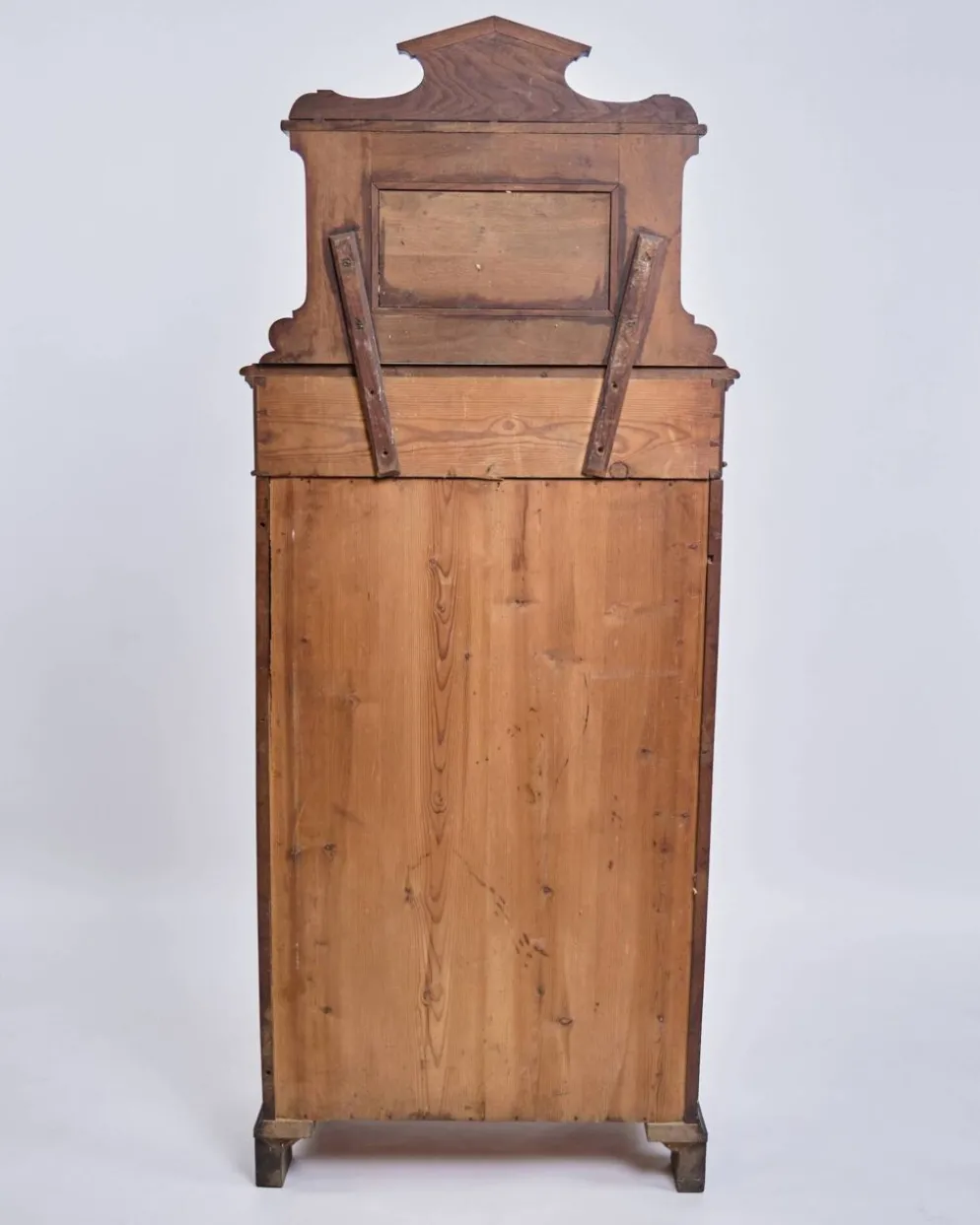 Cabinet – Acajou – Décoration et pieds ronds – Environ 1880