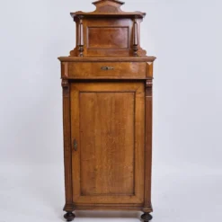Cabinet – Acajou – Décoration et pieds ronds – Environ 1880