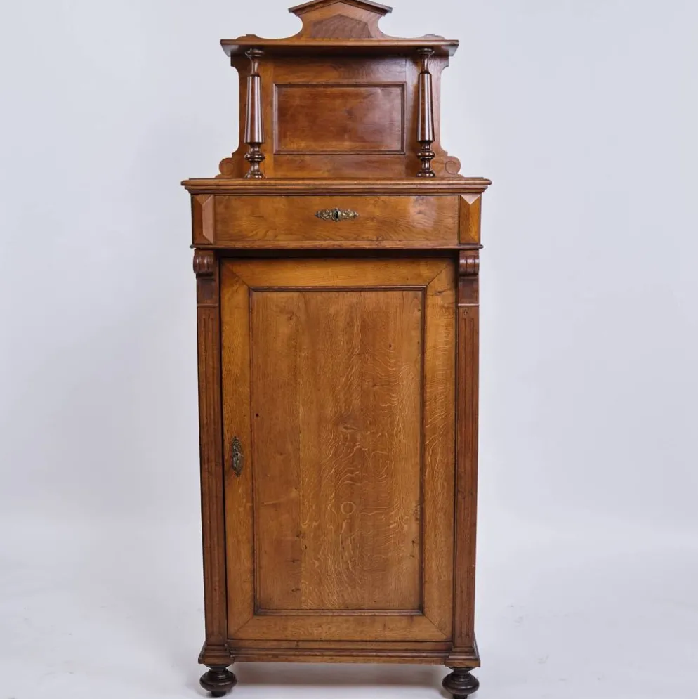 Cabinet – Acajou – Décoration et pieds ronds – Environ 1880