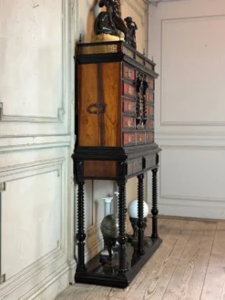Cabinet anversois, ébène, écaille de tortue, palissandre et os, XVIIème siècle