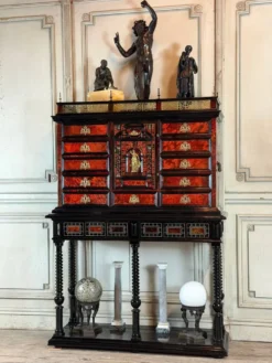 Cabinet anversois, ébène, écaille de tortue, palissandre et os, XVIIème siècle
