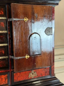 Cabinet anversois, ébène, écaille de tortue, palissandre et os, XVIIème siècle