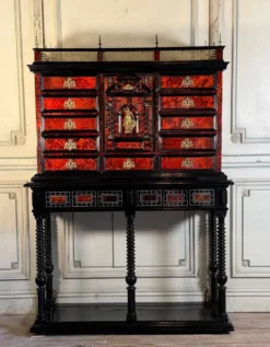 Cabinet anversois, ébène, écaille de tortue, palissandre et os, XVIIème siècle