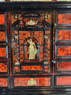 Cabinet anversois, ébène, écaille de tortue, palissandre et os, XVIIème siècle
