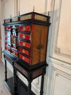 Cabinet anversois, ébène, écaille de tortue, palissandre et os, XVIIème siècle